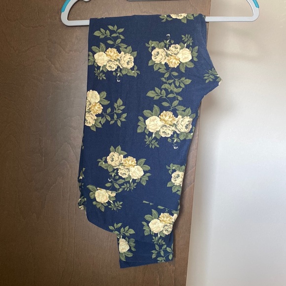 Lularoe TC leggings white roses with navy base - Picture 1 of 2